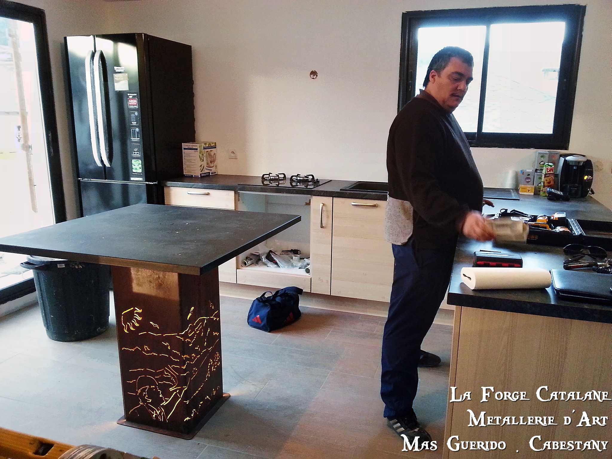 decoupe laser piettement table eclairage led forge catalane.jpg